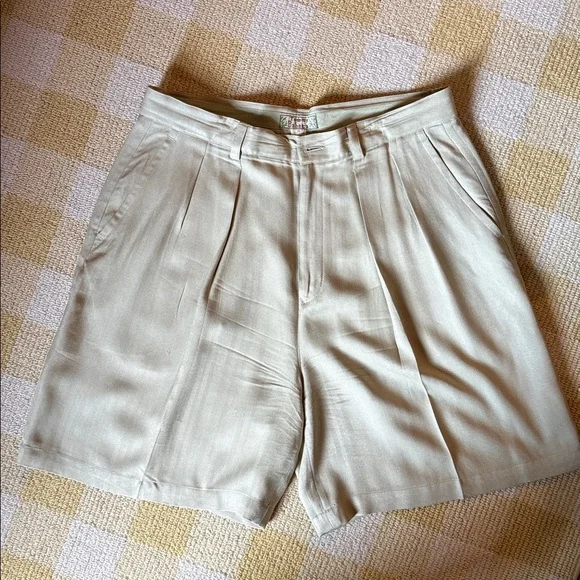 Vintage Tommy Bahama Women’s Sage Green Flat-Front Dress Shorts - Picture 3 of 6